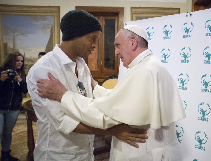 Ronaldinho Papa Francisco Vaticano (Foto: AP)