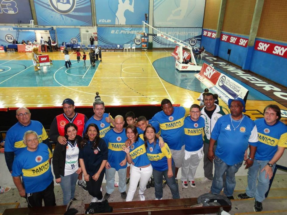 Marcos Rodolfo de Brito participa de caravanas para assistir ao time; na foto, estÃ¡ no ginÃ¡sio do Pinheiros, em SÃ£o Paulo â Foto: Arquivo pessoal/Marcos Rodolfo de Brito
