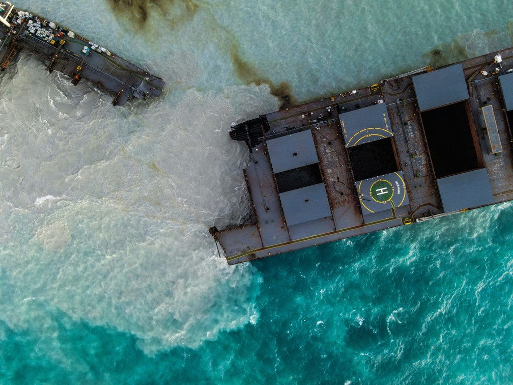 O navio MV Wakashio é visto após se partir em duas partes perto do Blue Bay Marine Park, nas Ilhas Maurício — Foto: AFP