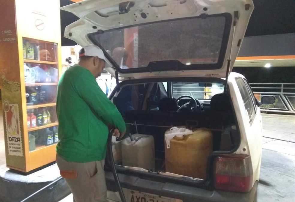 Consumidor abastece galões para estocar combustível (Foto: Leandro Trindade/TVCA)