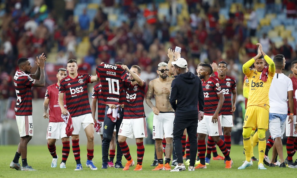Jogadores Flamengo com a camisa de Diego depois do jogo contra o Emelec — Foto: Marcelo de Jesus/Agência Estado
