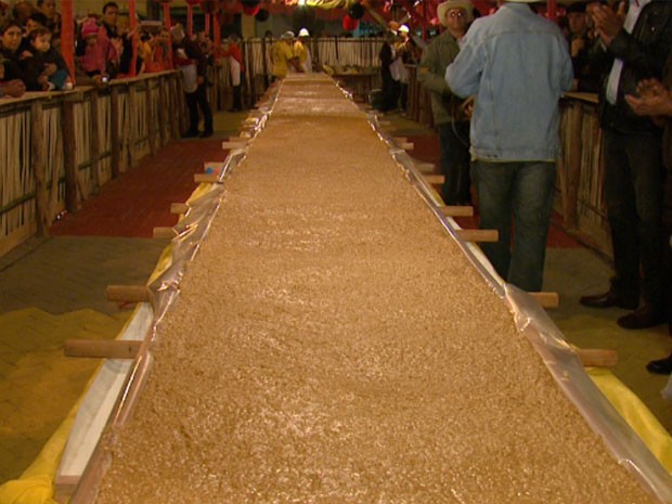 Festa do maior pé de moleque do mundo movimenta Piranguinho. (Foto: Reprodução EPTV)