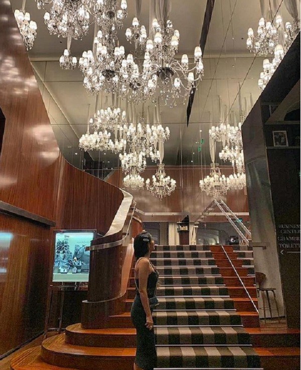 Lionel Messi, a esposa e os filhos ficarão hospedados no Hotel Royal Monceau até finalizarem sua mudança para Paris (Foto: Instagram)