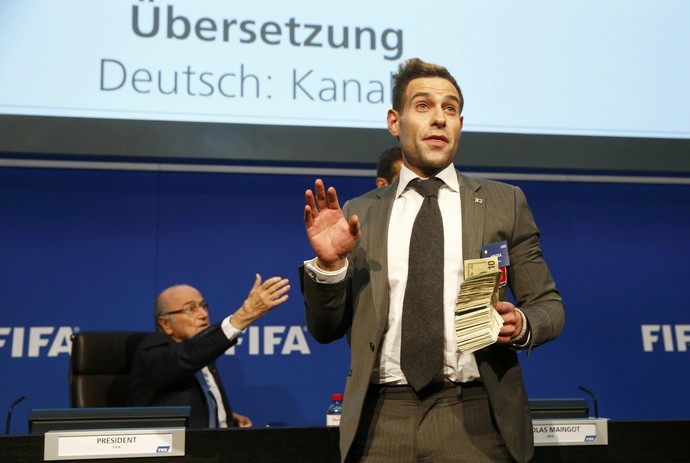 Lee Nelson protesto fifa dinheiro Joseph Blatter (Foto: Reuters)