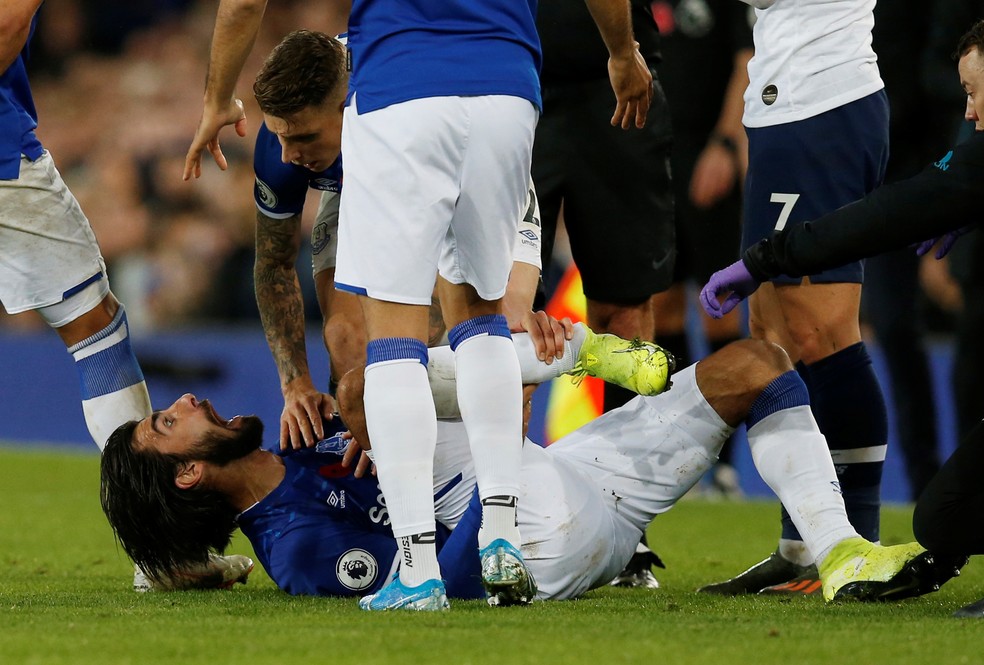 Jogadores do Everton tentaram acalmar AndrÃ© Gomes â Foto: Reuters
