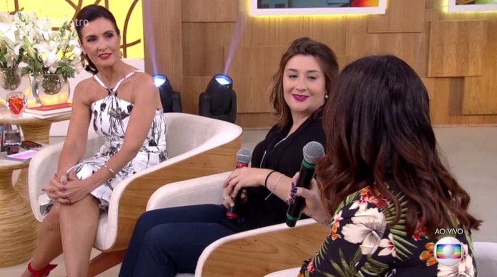 Fátima ouve as dicas das amigas Tabata e Fabiana (Foto: TV Globo)