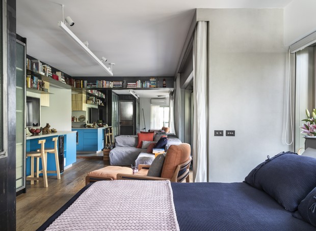 A cama da Casa pronta Quartos com colcha azul marinho da Blue gardênia. O quarto é integrado à área social e às varandas do apartamento  (Foto: Evelyn Muller)