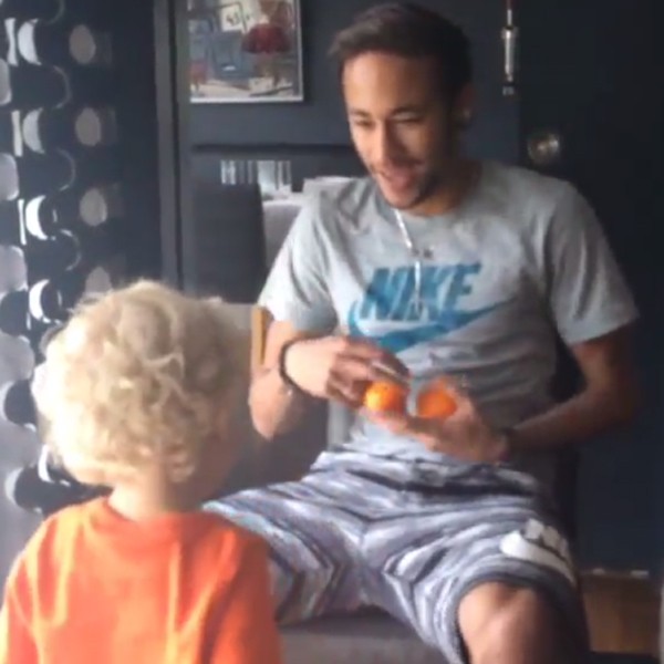 Neymar brinca de malabarismo com o filho (Foto: Reprodução/Instagram)