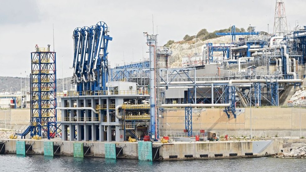 Para importar GNL, os países precisam de terminais portuários construídos especificamente para este fim — Foto: BBC/GETTY IMAGES