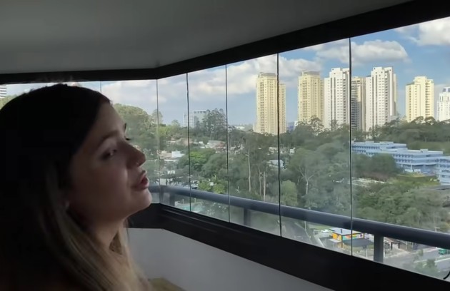 A grande sala tem janelão e uma linda vista de São Paulo (Foto: Reprodução)