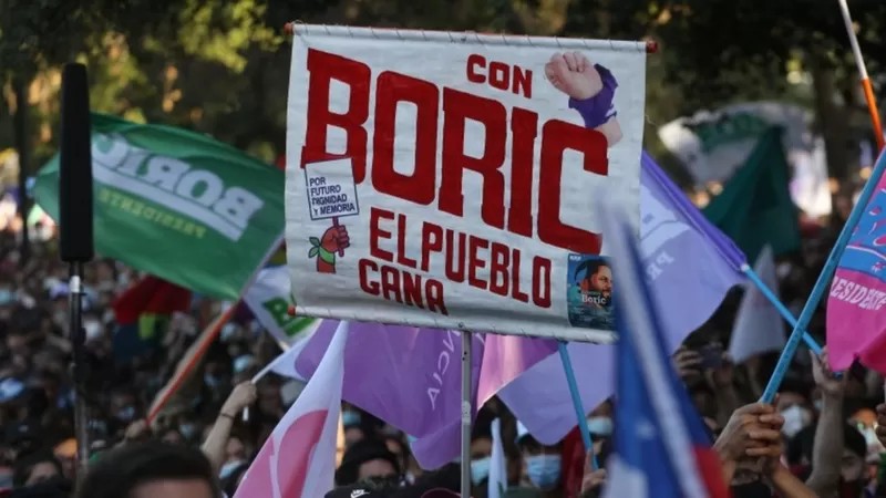 Eleição de Boric pode gerar decepção no mercado financeiro, mas possível trégua nos protestos, segundo analistas (Foto: EPA/ELVIS GONZALEZ)