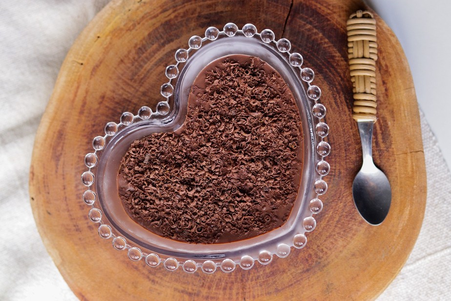 Receita de mousse de chocolate leva iogurte probiótico e chocolate amargo