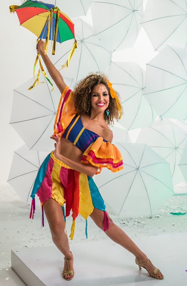 Érika Moura caracterizada para dançar frevo, ritmo típico do Carnaval de Pernambuco (Foto: Fábio Rocha/TV Globo)