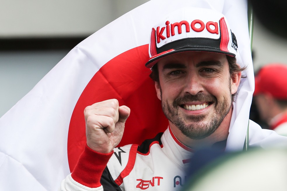 Fernando Alonso comemora vitória nas 24 Horas de Le Mans — Foto: Getty Images