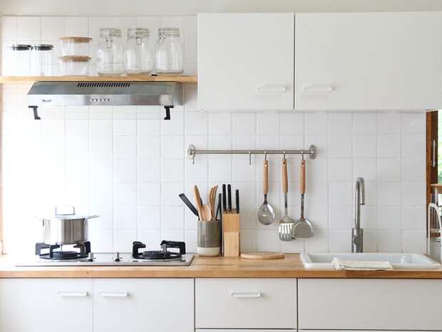 White modern kitchen room with cooking utensil simple lifestyle cooking at home (Foto: Getty Images)