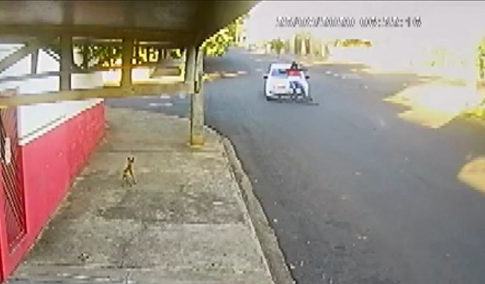 Ciclista é atropelado e arrastado por carro em Matão — Foto: Reprodução câmera de segurança