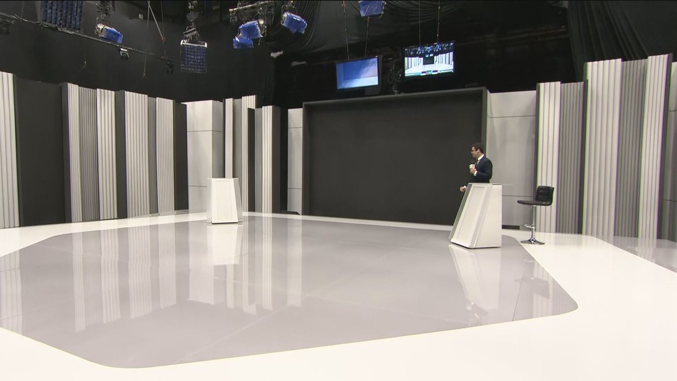 Reprter Ricardo Abreu, da GloboNews, mostra o cenrio do debate da Globo entre presidenciveis  Foto: Reproduo/ TV Globo