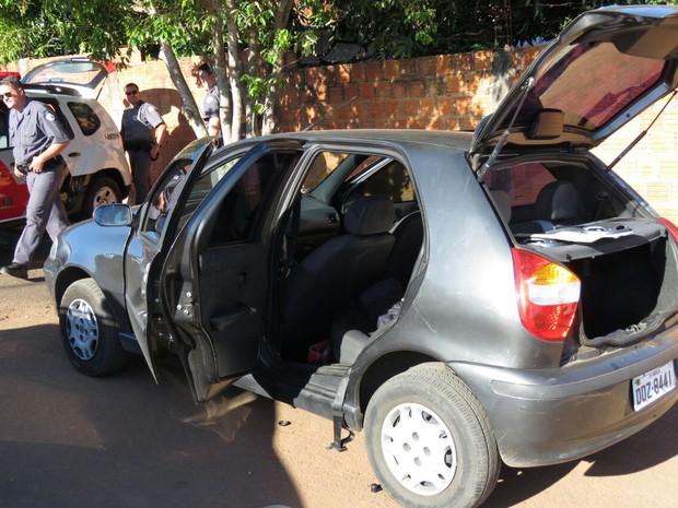 Criminosos fugiram em carro (Foto: Thiago Oliveira/Visão Notícias/Divulgação)