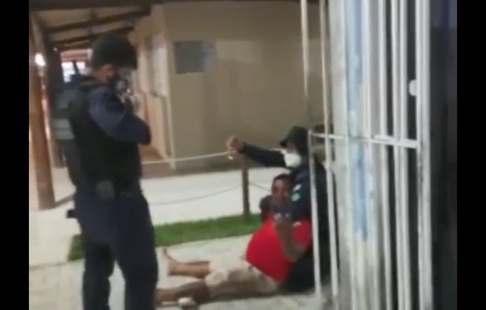Homem é agredido e leva mata-leão de guarda municipal na Bahia, após se recusar a cumprir decreto municipal da pandemia — Foto: Reprodução/Redes Sociais
