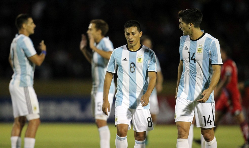 Atlético Tucumán com uniforme da Argentina — Foto: Reuters