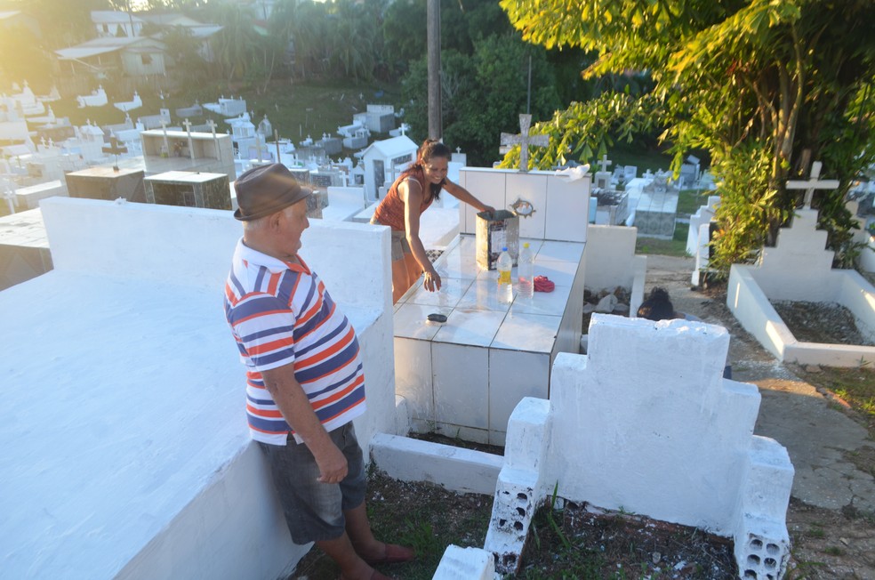 Familiares também aproveitam para fazerem a limpeza interna dos túmulos em Cruzeiro do Sul  (Foto: Adelcimar Carvalho/G1)