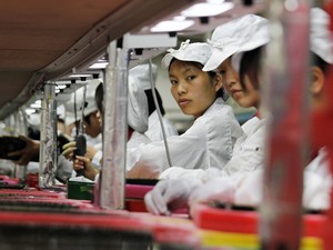 Funcionários de uma fábrica da Foxconn (Foto: Bobby Yip/Reuters)
