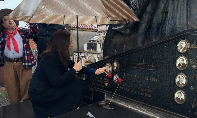Juliana Brizola visita o túmulo do avó e faz discurso puxando a orelha de Bolsonaro e Lula