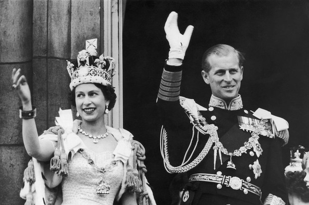 Queen Elizabeth II and the Duke of Edinburgh wave at the crowds from the balcony at Buckingham Palace after Elizabeth's coronation, 2nd June 1953. (Photo by Keystone/Hulton Archive/Getty Images) (Foto: Getty Images)