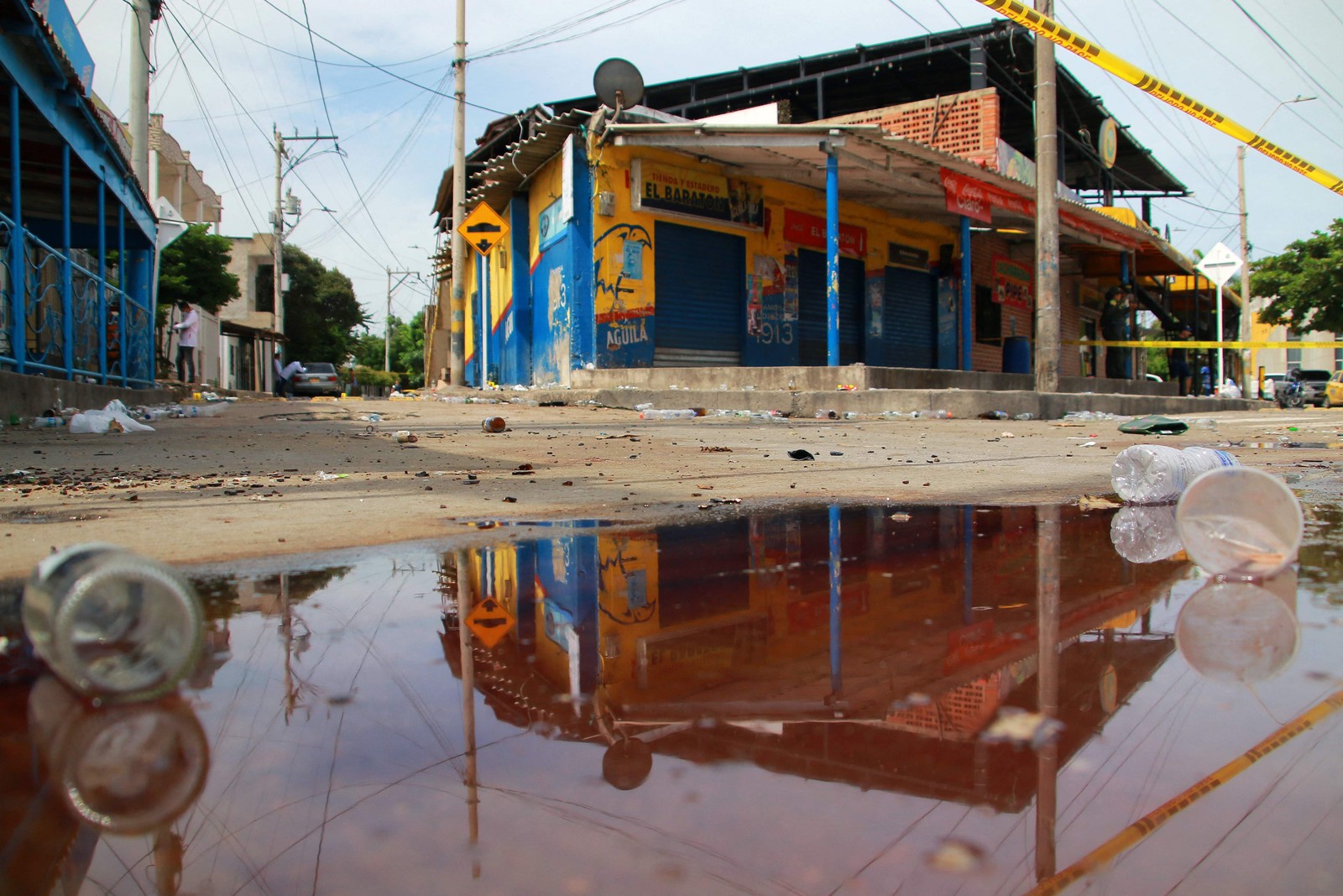O segundo fato ocorreu na madrugada desta segunda em Barranquilla, onde seis pessoas morreram baleadas na saída de um bar — Foto: Jesus Rico / AFP