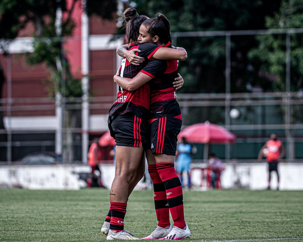 Rafa Barros abraça Dani Ortolan na goleada do Flamengo sobre a Portuguesa — Foto: Paula Reis/CRF