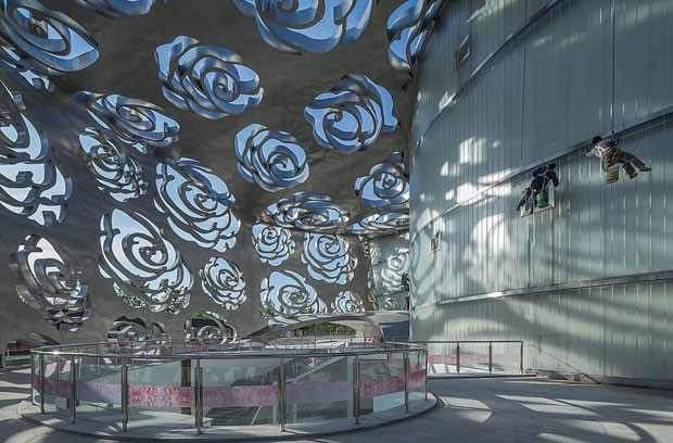 Museu dedicado a rosas em Pequim ganha fachada metálica desenhada (Foto: Xiao Kaixiong/Divulgação)