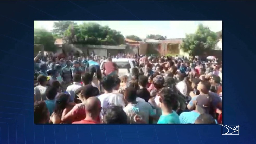 Multidão acompanhou chegada dos corpos em Aldeias Altas. (Foto: Reprodução/TV Mirante)