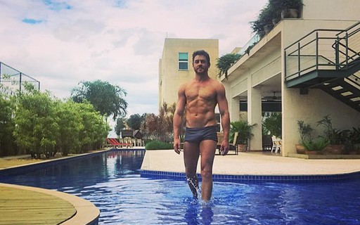 Leonardo Miggiorin exibe físico definido em piscina