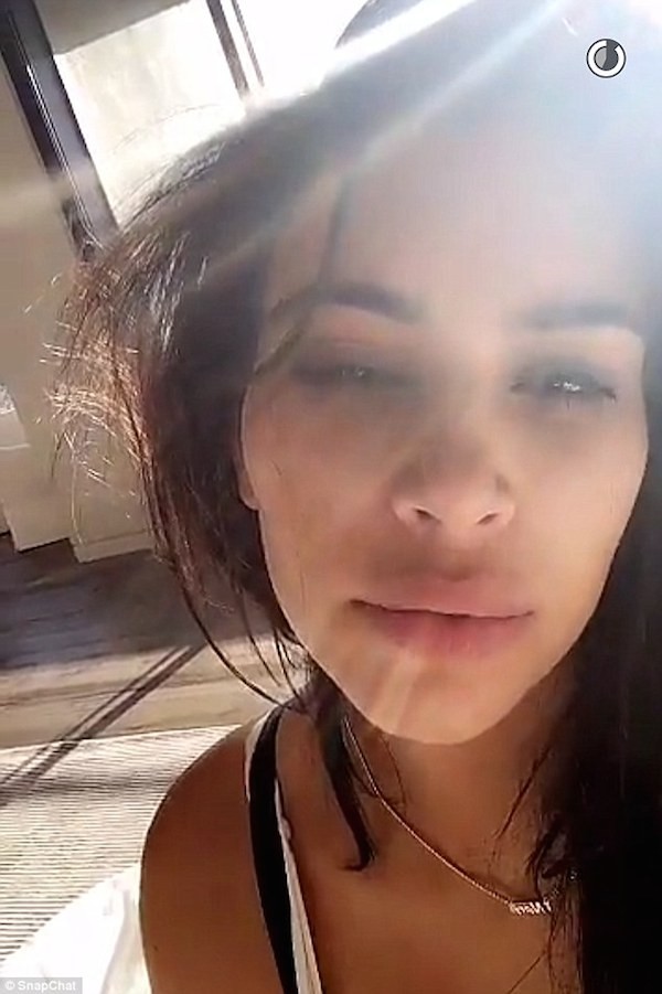 Kim Kardashian com cara de sono (Foto: Snapchat)