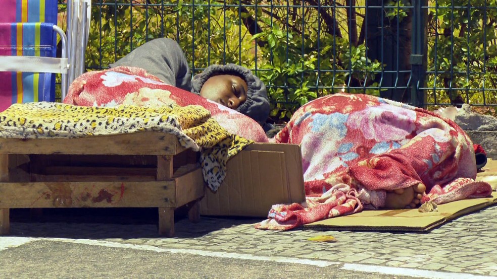 Pessoas dormem na rua em Bangu na fila do CadÚnico — Foto: Reprodução/TV Globo