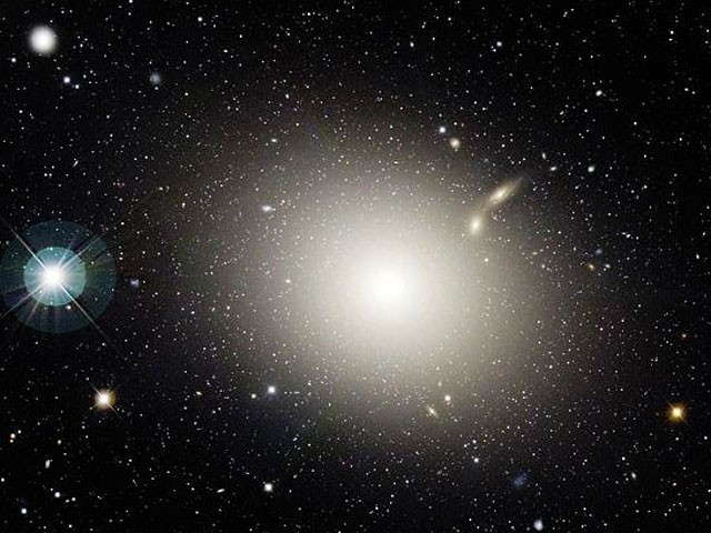 Galáxias elípticas têm o forma mais parecido com o oval. Esta é a Galáxia Elíptica M87 (Foto: Canada-France-Hawaii Telescope, J.-C. Cuillandre (CFHT), Coelumg)