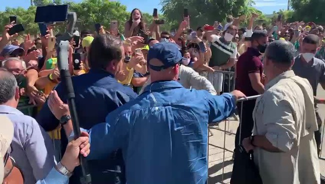 Chegada de Bolsonaro provoca aglomeração em Mossoró; presidente não usava máscara