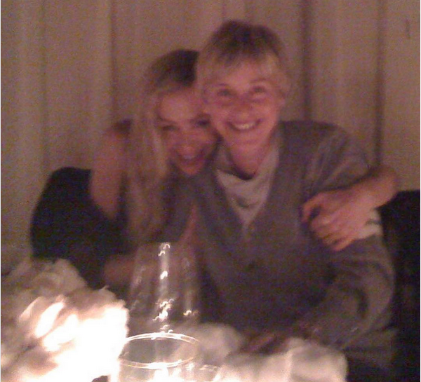 A atriz e apresentadora Ellen DeGeneres com a esposa, Portia de Rossi, no jantarcelebrando seus nove anos de casamento (Foto: Instagram)