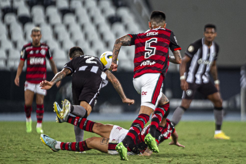 Erick estreou pelo Flamengo contra o Botafogo no Nilton Santos — Foto: Paula Reis/Flamengo