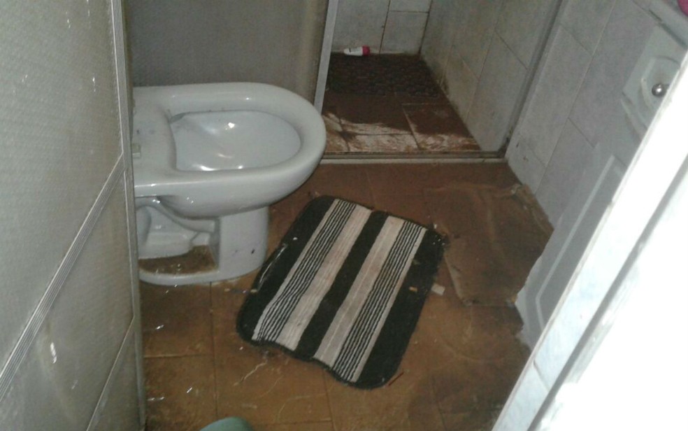 Casa de Milena ficou enlameada após inundação (Foto: Milena Assis Torres/Arquivo pessoal)