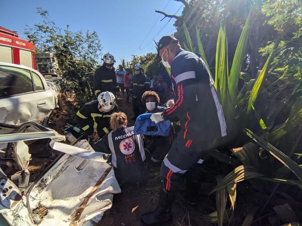 Duas pessoas morrem acidente entre carros na BR-020, no oeste da Bahia — Foto: Corpo de Bombeiros