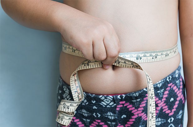 Criança com a fita métrica na barriga (Foto: ThinkStock)