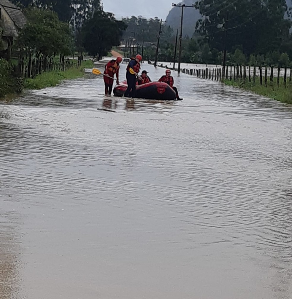 Bombeiros voluntários de Presidente Getúlio em bote em rua alagada — Foto: Bombeiros Voluntários de Presidente Getúlio/Divulgação