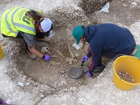 Escavações  em Dorset, na Inglaterra, revelaram restos humanos e de animais  (Foto:  Universidade de Bournemouth)