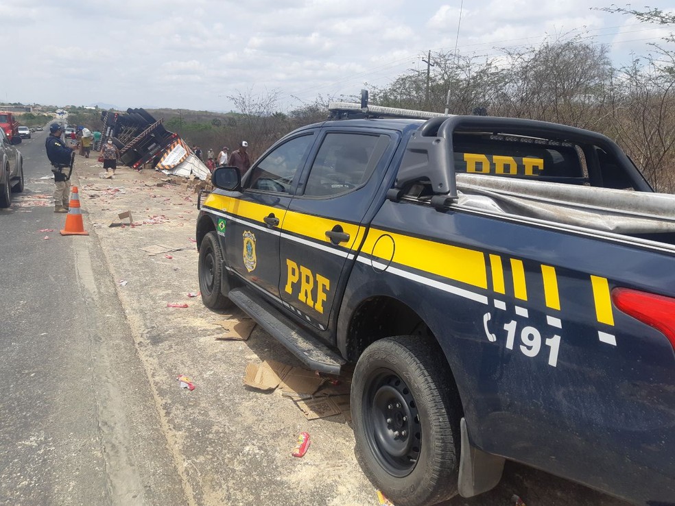 Agentes da PRF auxiliaram o trânsito na região e impediram que o restante da carga de biscoitos fosse roubada após o acidente com a carreta na BR-222, em São Luis do Curu. — Foto: Polícia Rodoviária Federal/ Divulgação