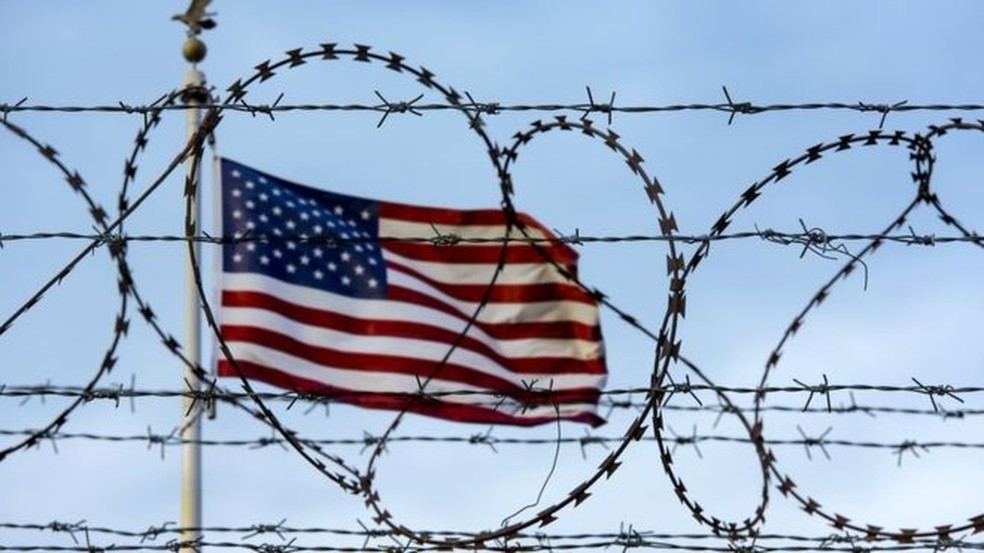 Governo dos EUA endureceu as regras para quem tenta cruzar a fronteira e anunciou um novo processo de deportação rápida — Foto: Getty Images/ BBC