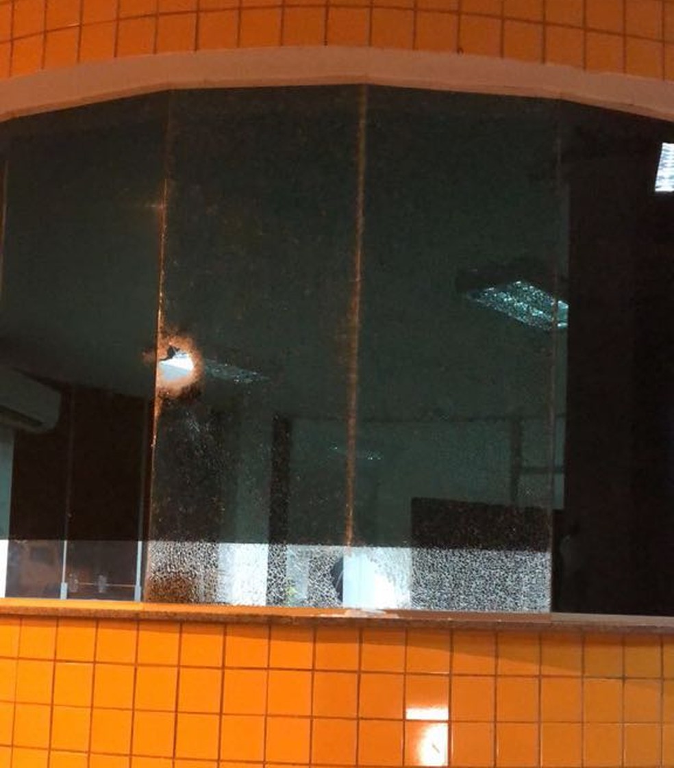 Tiros atingiram as janelas de vidro do posto operacional da PRF em Açailândia. (Foto: Divulgação/Polícia Rodoviária Federal) Tiros atingiram as janelas de vidro do posto operacional da PRF em Açailândia. (Foto: Divulgação/Polícia Rodoviária Federal)