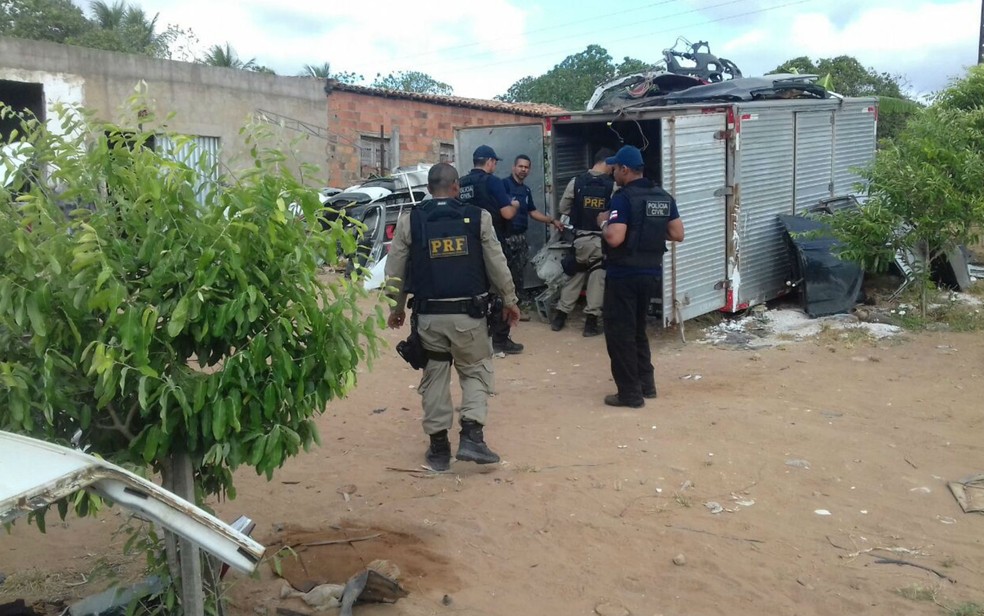 Um dos presos não tinha mandado de prisão, mas foi preso por adulteração de veículo e receptação (Foto: Divulgação/PRF)