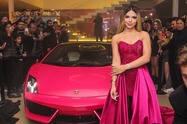 Melody ganha carro de luxo em sua festa de 15 anos (Foto: Thiago Duran/BrazilNews)