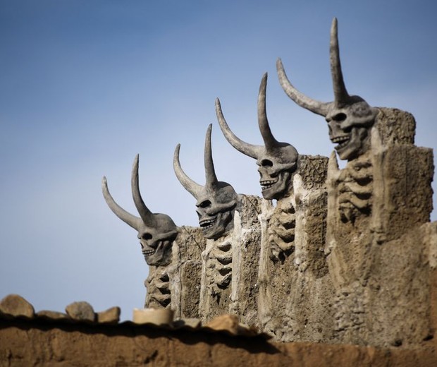 Casa com esculturas de demônios choca cidade na Bolívia (Foto: Claudia Morales/Reuters)